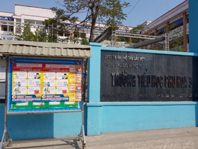 Trung tâm Y tế Thành phố Thủ Dầu Một phun thuốc khử khuẩn phòng, chống dịch bệnh Vi rút Corona