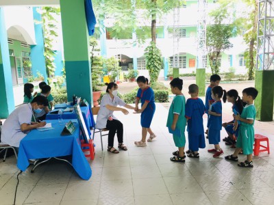 Trường Tiểu học Phú Hòa 3 tổ chức khám sức khỏe định kỳ cho học sinh