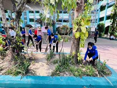Trường Tiểu học Phú Hòa 3 thực hiện tổng vệ sinh trước khi nghỉ lễ
