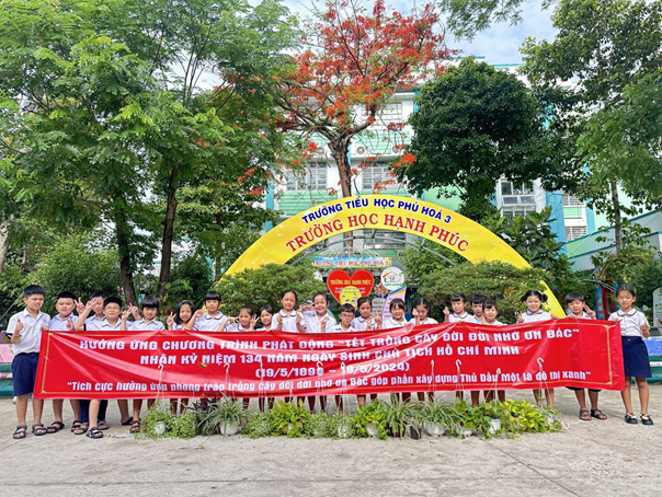 Trường Tiểu học Phú Hòa 3 hưởng ứng phong trào "Tết trồng cây đời đời nhớ ơn Bác Hồ" Chào mừng kỷ niệm 134 năm ngày sinh của Chủ tịch Hồ Chí Minh