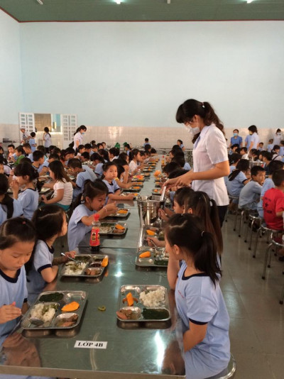 Trường Tiểu học Phú Hòa 3 có một hệ thống bếp, nhà ăn hiện đại, rộng và thoáng mát, đáp ứng đầy đủ về an toàn vệ sinh