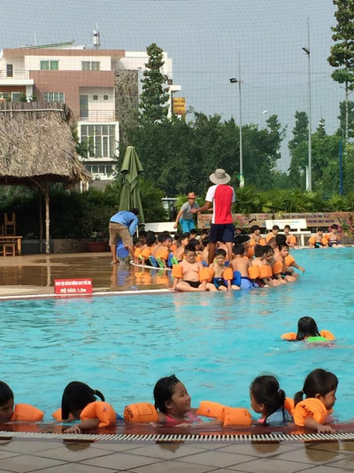 Khai giảng lớp học bơi cho các em học sinh tại Trung tâm thể dục thể thao Thành phố mới- Bình Dương