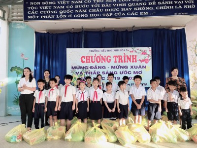 Chương trình tặng quà tết cho các em học sinh ở trường Tiểu học Phú Hòa 3