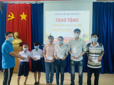 CĐCS thực hiện hoạt động Tháng cao điểm"Vì người nghèo" năm 2021.