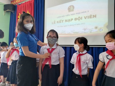 Liên đội Trường Tiểu học Phú Hòa 3 tổ chức lễ kết nạp Đội cho học sinh khối 3 năm học 2021 - 2022