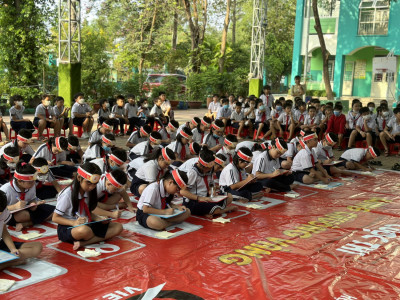 Trường Tiểu học Phú Hòa 3 tổ chức tuyên truyền ý nghĩa 48 năm ngày Giải phóng miền Nam thống nhất đất nước (30/4/1975 - 30/4/2023)