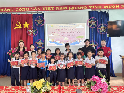 Trường Tiểu học Phú Hòa 3  tổ chức chương trình “Trao quà trung thu cho con cán bộ, giáo viên người lao động ” trong nhà trường.