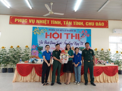 Chi Đoàn trường Tiểu học Phú Hòa 3 phối hợp với đơn vị kết nghĩa gói bánh chưng xanh chào mừng xuân Giáp Thìn 2024