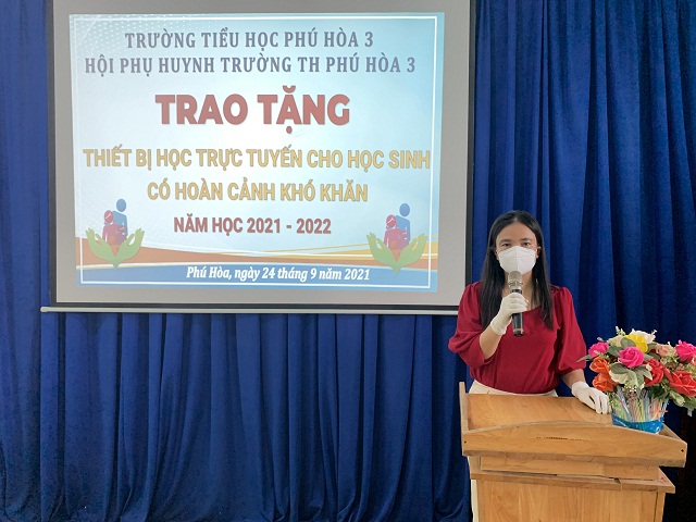 Cô Lê Thị Kim Thúy phát biểu trong buổi lễ trao tặng 