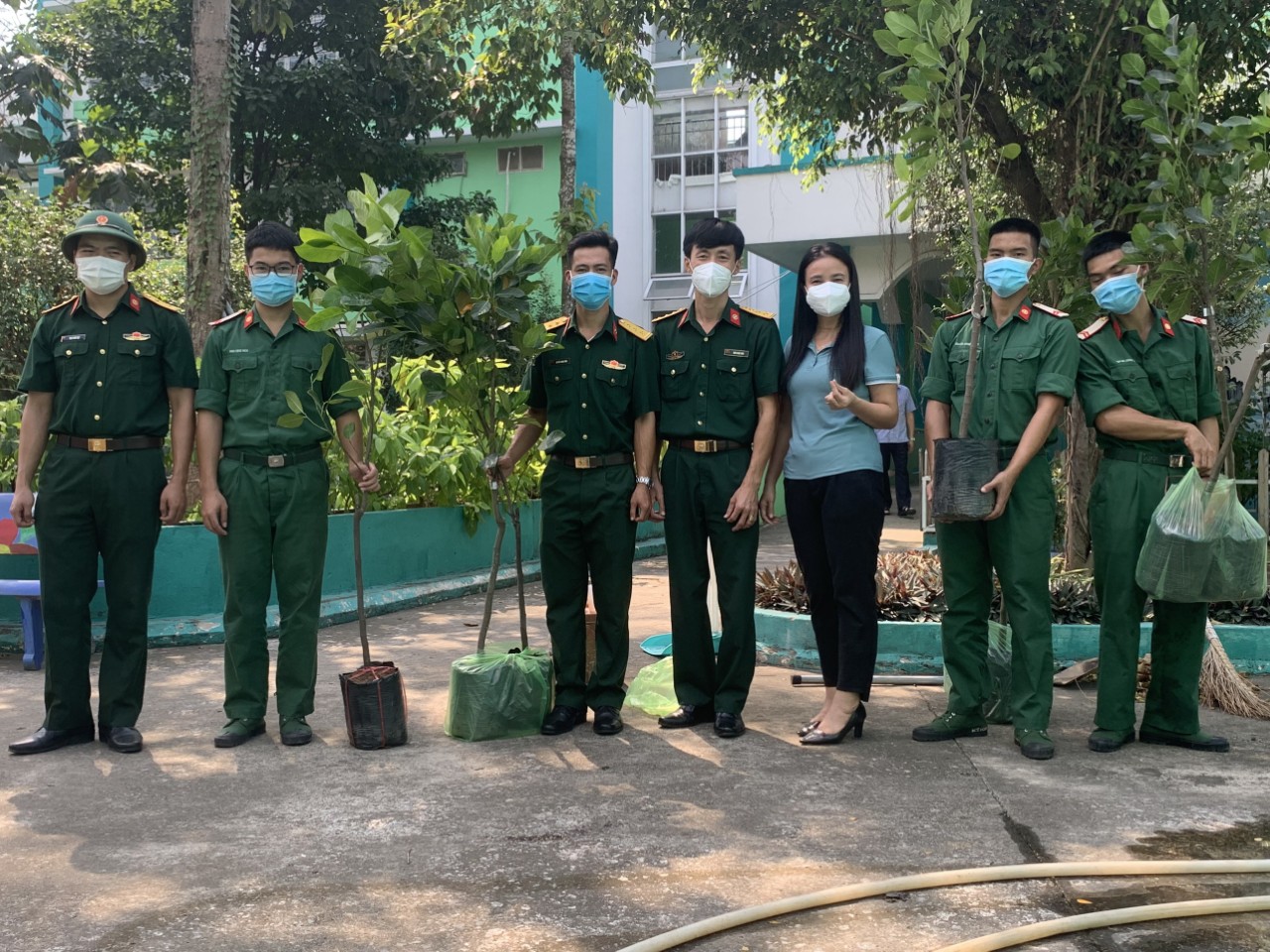 Trường Tiểu học Phú Hòa 3 hưởng ứng phong trào trồng cây xanh bảo vệ môi trường.