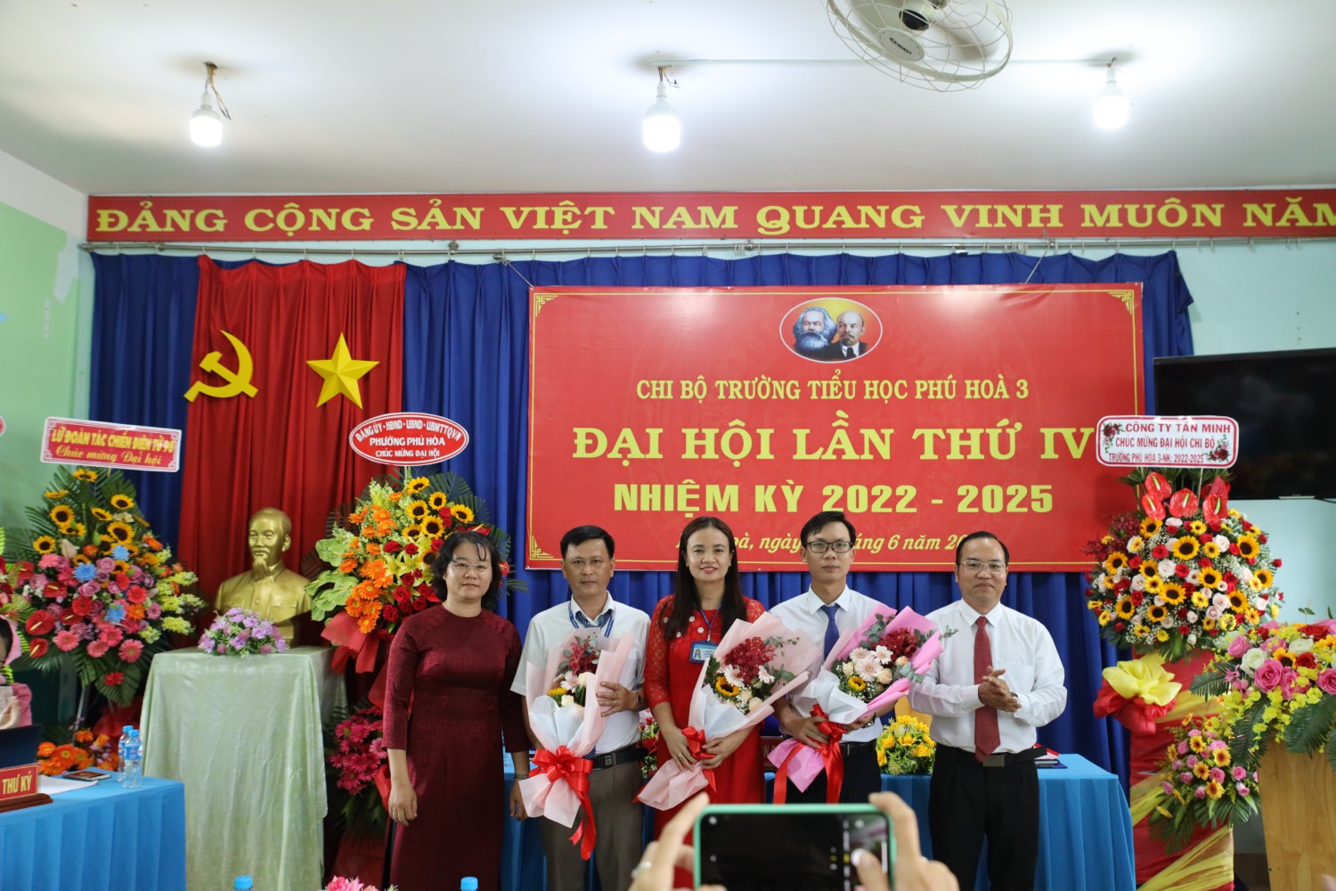 Chi bộ trường Tiểu học Phú Hòa 3 tổ chức thành công Đại hội lần thứ IV nhiệm kỳ 2022 - 2025