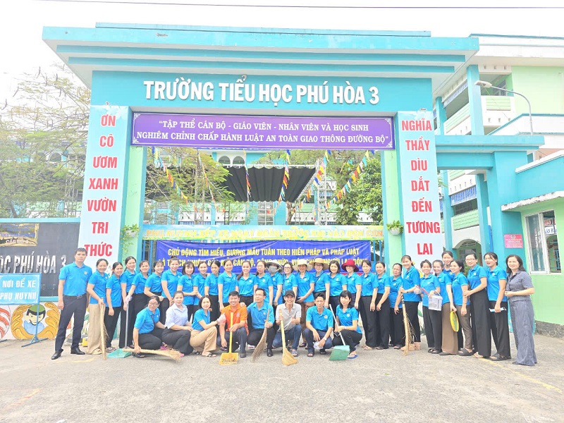 Trường Tiểu học Phú Hòa 3 ra quân tổng vệ sinh môi trường chào mừng Ngày hội Đại Đoàn kết toàn dân tộc